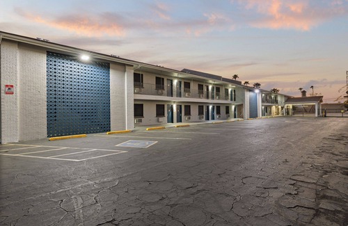 Alhambra House | Budget-Friendly Travel Inn in Phoenix with Breakfast Included