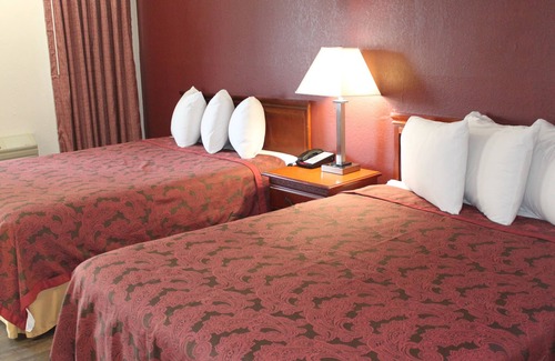 Buford Hotel | Cozy Retreat at Travel Inn of Buford with Spa & Restaurant