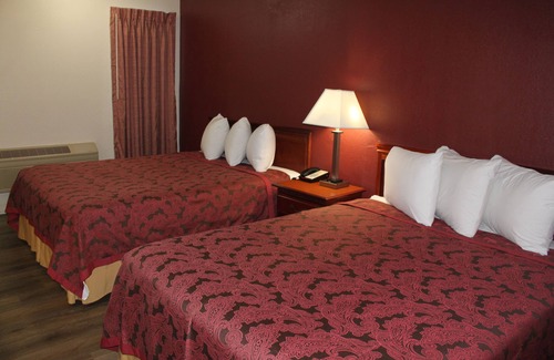 Buford Hotel | Cozy Retreat at Travel Inn of Buford with Spa & Restaurant