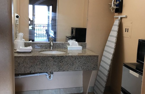 Broadview Hotel | Budget-Friendly Travel Inn with Spa and Breakfast Included