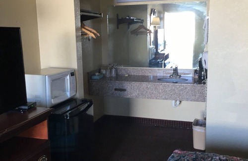 Lebanon Hotel | Budget-Friendly Travel Inn with Breakfast & Family Amenities