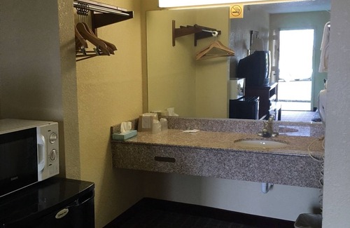 Lebanon Hotel | Budget-Friendly Travel Inn with Breakfast & Family Amenities