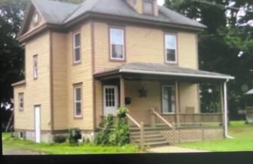 Oneonta House | Welcoming Retreat for Travel Nurses with Spa & Hot Tub