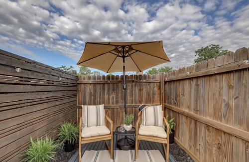 Comfort House | Traveler: A Guest Suite for the Explorer at Heart in Comfort, TX