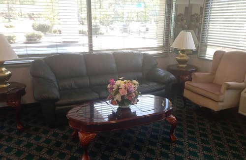 Waynesboro Hotel | Comfortable Traveler Inn and Suites - Family-Friendly Stays