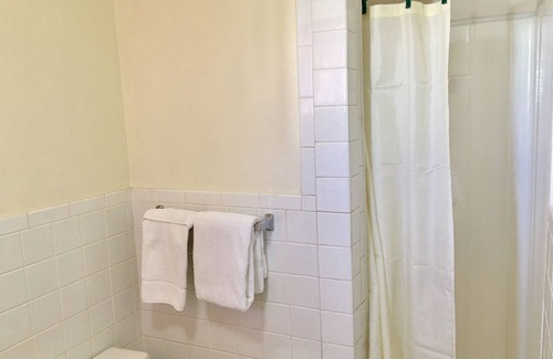Olney Hotel | Convenient Traveler's Inn Motel with Breakfast & Family Rooms