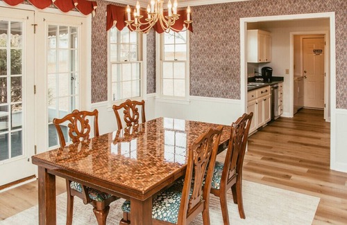 Lyman House | Ideal Traveler's Oasis with Workspace for Family Stays