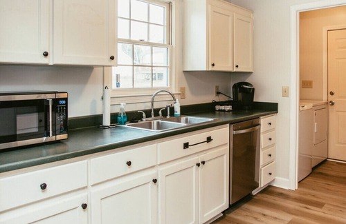 Lyman House | Ideal Traveler's Oasis with Workspace for Family Stays