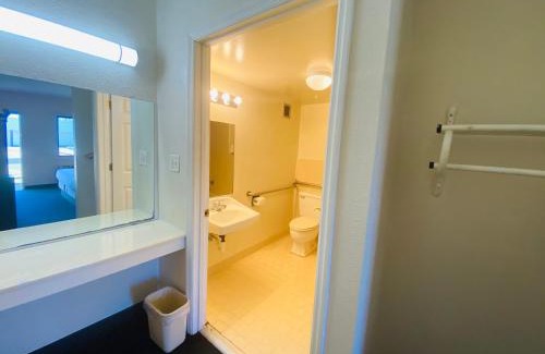 Scottsboro Hotel | Welcoming Traveler's Place Inn & Suites: Family-Friendly Stay