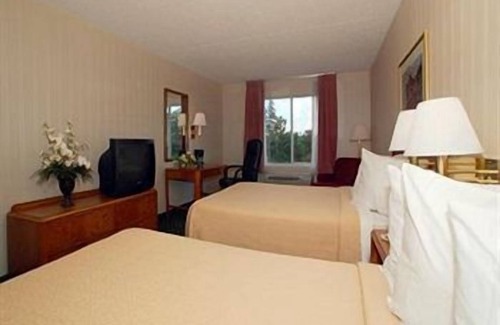 Town of Sharon Hotel | Comfortable Stay at Travelers Inn with Spa & Breakfast