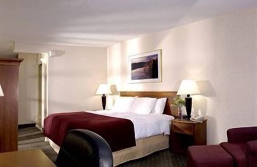 Town of Sharon Hotel | Comfortable Stay at Travelers Inn with Spa & Breakfast