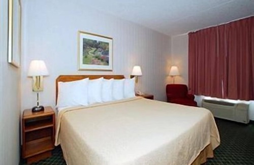 Town of Sharon Hotel | Comfortable Stay at Travelers Inn with Spa & Breakfast