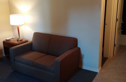 Sandwich Towne Hotel | Discover Comfort at Traveller's Choice Motel with Spa Access