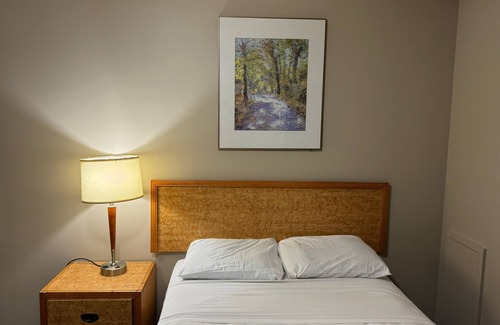 Sandwich Towne Hotel | Discover Comfort at Traveller's Choice Motel with Spa Access