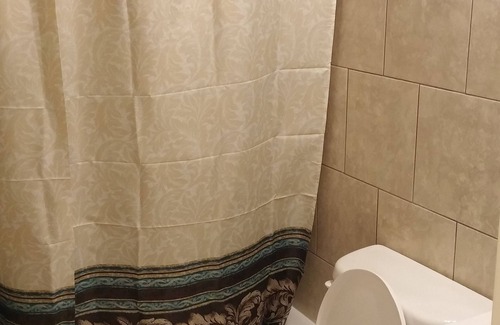 Sandwich Towne Hotel | Discover Comfort at Traveller's Choice Motel with Spa Access