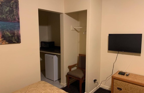 Sandwich Towne Hotel | Discover Comfort at Traveller's Choice Motel with Spa Access