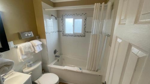 East Kootenay Hotel | Budget-Friendly Stay at Travellers Motel - Pet Friendly and Cozy