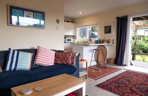 Greenlane - Ellerslie House | Top-Rated Travellers Retreat with Kitchen in Central Auckland