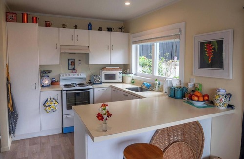 Greenlane - Ellerslie House | Top-Rated Travellers Retreat with Kitchen in Central Auckland