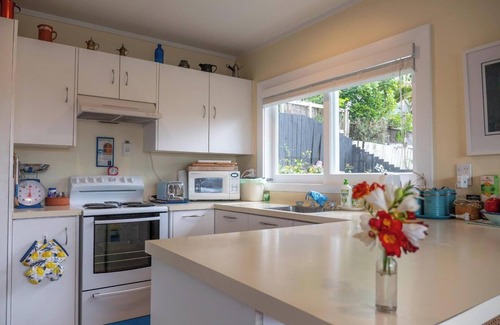 Greenlane - Ellerslie House | Top-Rated Travellers Retreat with Kitchen in Central Auckland