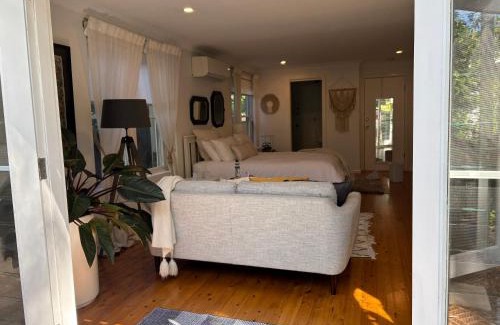 Bayview Apartment | Relax at Travellers Retreat Bayview: 4-Star Oasis with Breakfast