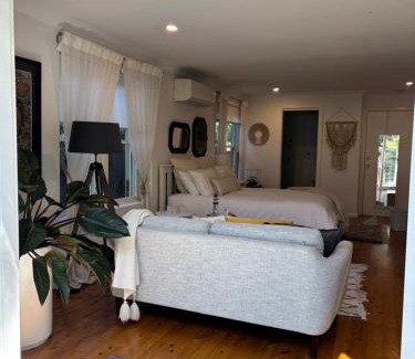 Bayview Apartment | Relax at Travellers Retreat Bayview: 4-Star Oasis with Breakfast
