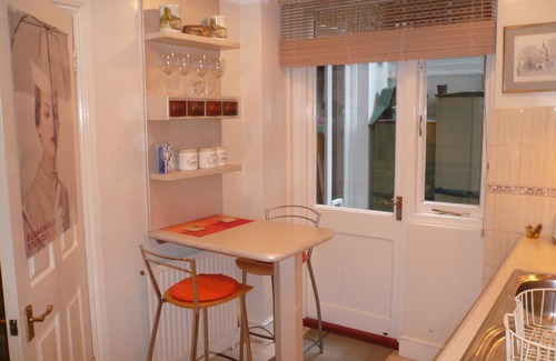 West Kensington Apartment | Cozy Retreat in West Kensington with Private Kitchen