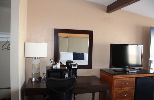 Blythe Hotel | Comfortable Stay at Travelodge by Wyndham Blythe with Pool