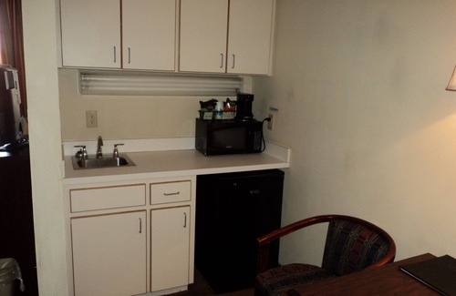 Carlsbad Hotel | Cozy Travelodge by Wyndham Carlsbad with Family Amenities