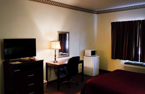 Carlsbad Hotel | Cozy Travelodge by Wyndham Carlsbad with Family Amenities