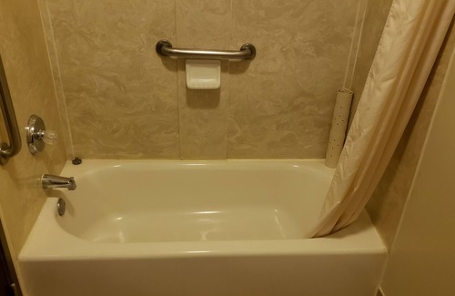 Carlsbad Hotel | Cozy Travelodge by Wyndham Carlsbad with Family Amenities