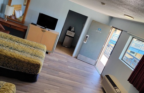 Clovis Hotel | Budget-Friendly Travelodge by Wyndham Clovis with Kitchen & Spa