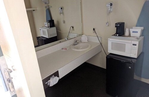 Clovis Hotel | Budget-Friendly Travelodge by Wyndham Clovis with Kitchen & Spa