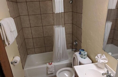 Clovis Hotel | Budget-Friendly Travelodge by Wyndham Clovis with Kitchen & Spa
