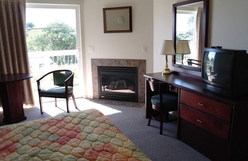 Depoe Bay Hotel | Convenient Travelodge by Wyndham Depoe Bay: Family-Friendly Stay