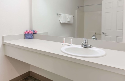 Depoe Bay Hotel | Convenient Travelodge by Wyndham Depoe Bay: Family-Friendly Stay