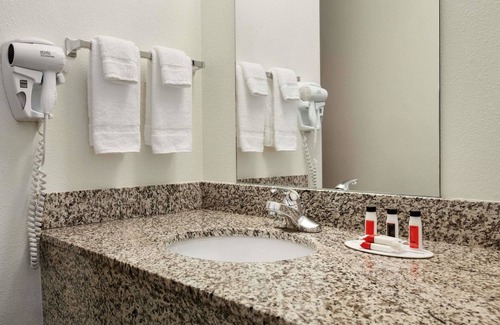 Dunsmuir Hotel | Enjoy Family-Friendly Comfort at Travelodge by Wyndham Dunsmuir