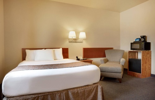 Gillette Hotel | Comfortable Stay at Travelodge by Wyndham Gillette with Breakfast
