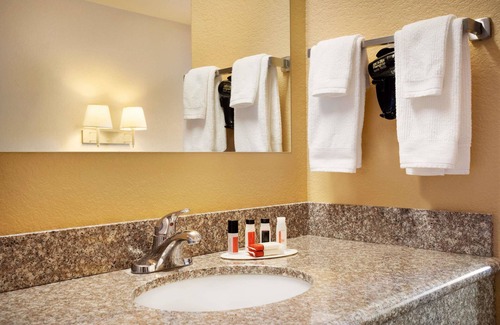 Gillette Hotel | Comfortable Stay at Travelodge by Wyndham Gillette with Breakfast