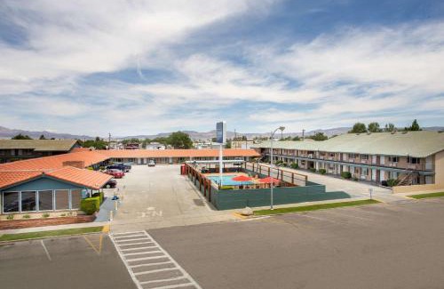 Hawthorne Hotel | Relax at Travelodge by Wyndham Hawthorne: Pet-Friendly Retreat