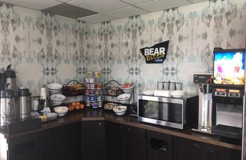 Hubbard Hotel | Guest Rated: Travelodge by Wyndham Hubbard, OH with Spa & Dining