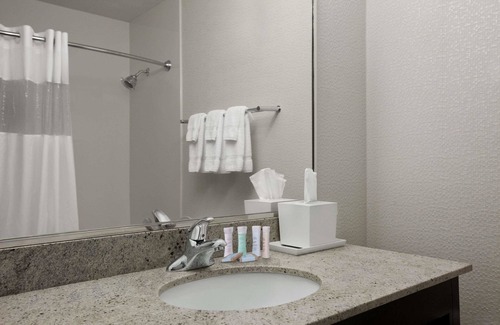 Hubbard Hotel | Guest Rated: Travelodge by Wyndham Hubbard, OH with Spa & Dining