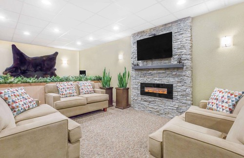 Mendenhall Valley Hotel | Inviting Travelodge by Wyndham Juneau: Pool, Spa & Breakfast