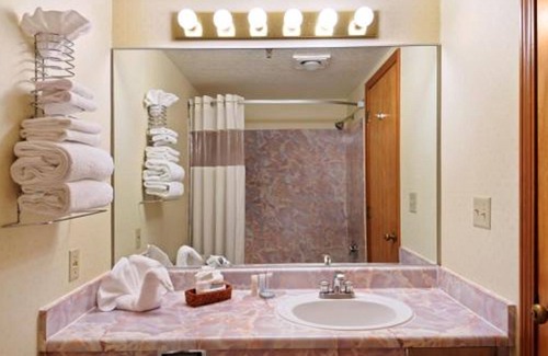 Mendenhall Valley Hotel | Inviting Travelodge by Wyndham Juneau: Pool, Spa & Breakfast