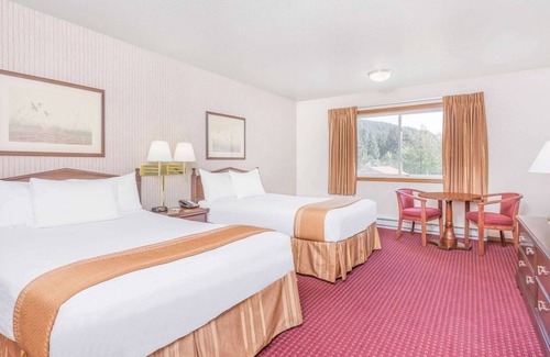 Mendenhall Valley Hotel | Inviting Travelodge by Wyndham Juneau: Pool, Spa & Breakfast