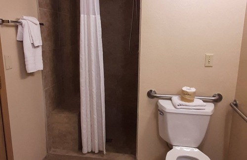 Kanab Hotel | Cozy Travelodge by Wyndham Kanab: Comfort with Breakfast & Spa