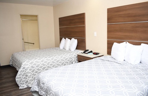 East Village Hotel | Convenient Travelodge Near Long Beach Convention Center