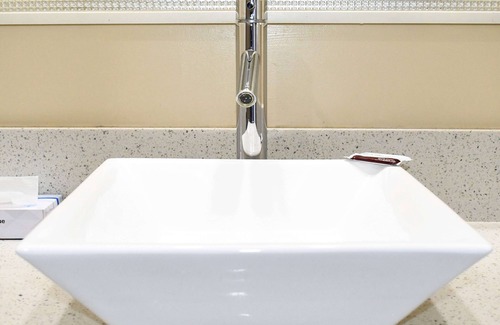 East Village Hotel | Convenient Travelodge Near Long Beach Convention Center