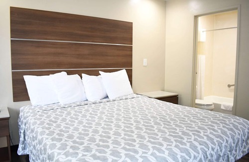 East Village Hotel | Convenient Travelodge Near Long Beach Convention Center