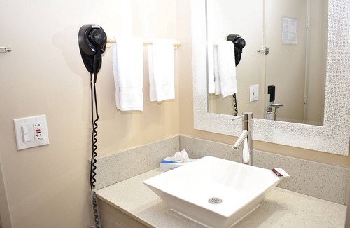 East Village Hotel | Convenient Travelodge Near Long Beach Convention Center